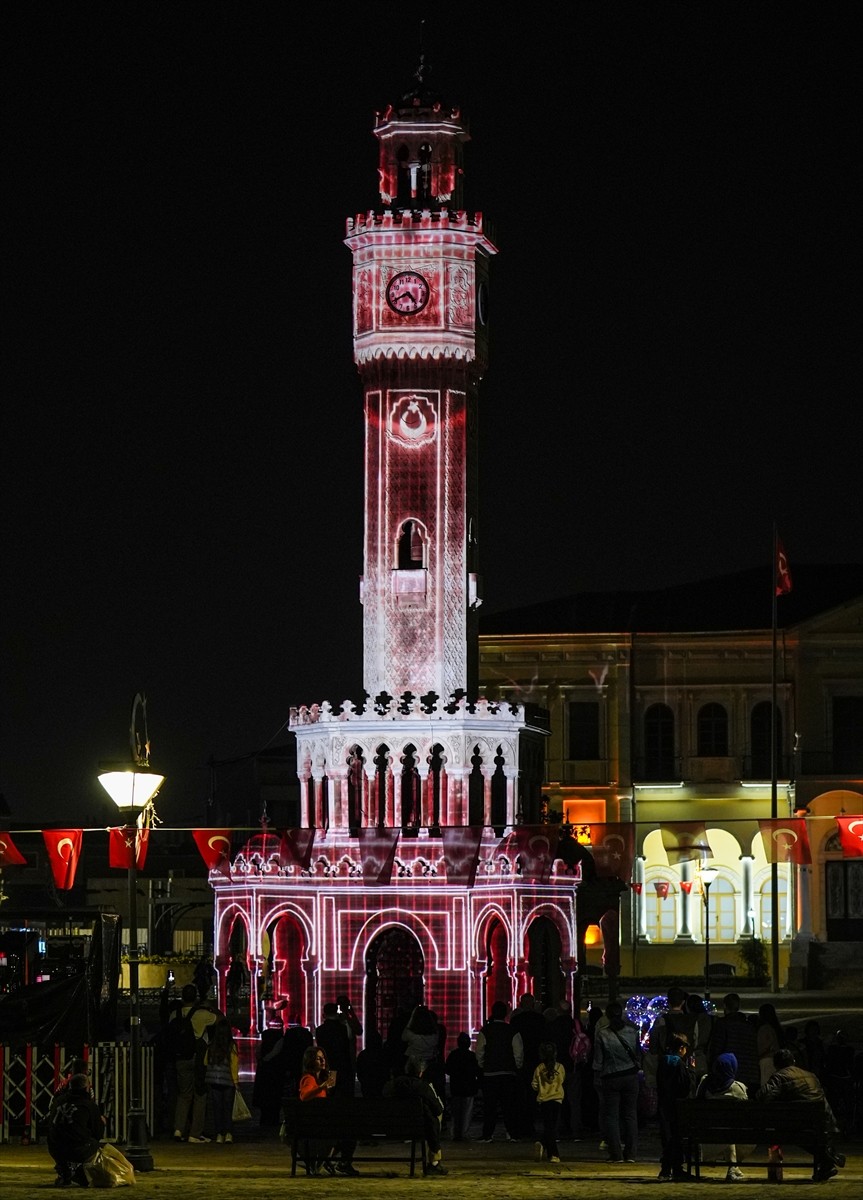 İzmir Kültür Yolu Festivali kapsamında kentin simgesel yapılarından İzmir Saat Kulesi, dijital...