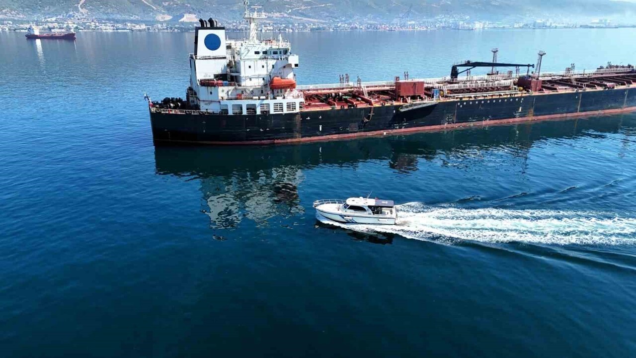 İZMİT KÖRFEZİ’NDE 2008 YILINDAN BU YANA YÜRÜTTÜĞÜ TEMİZLİK ÇALIŞMALARI KAPSAMINDA DENİZ ORTAMINDAN...