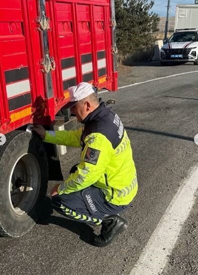 JANDARMADAN ZORUNLU KIŞ LASTİĞİ DENETİMİ. (OLGUN YILDIZ/ARDAHAN-İHA)