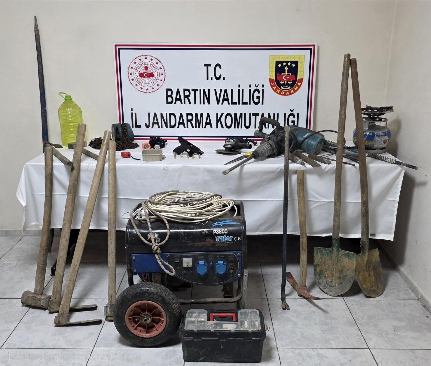 KAÇAK KAZI YAPAN 2 KİŞİ SUÇ ÜSTÜ YAKALANDI