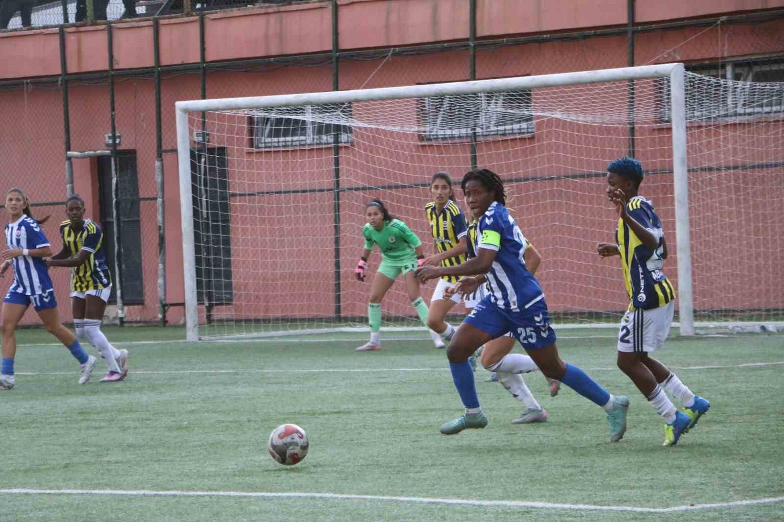 KADIN FUTBOL SÜPER LİG'DE MÜCADELE EDEN HAKKARİGÜCÜ, EVİNDE KONUK ETTİĞİ FENERBAHÇE PETROL...