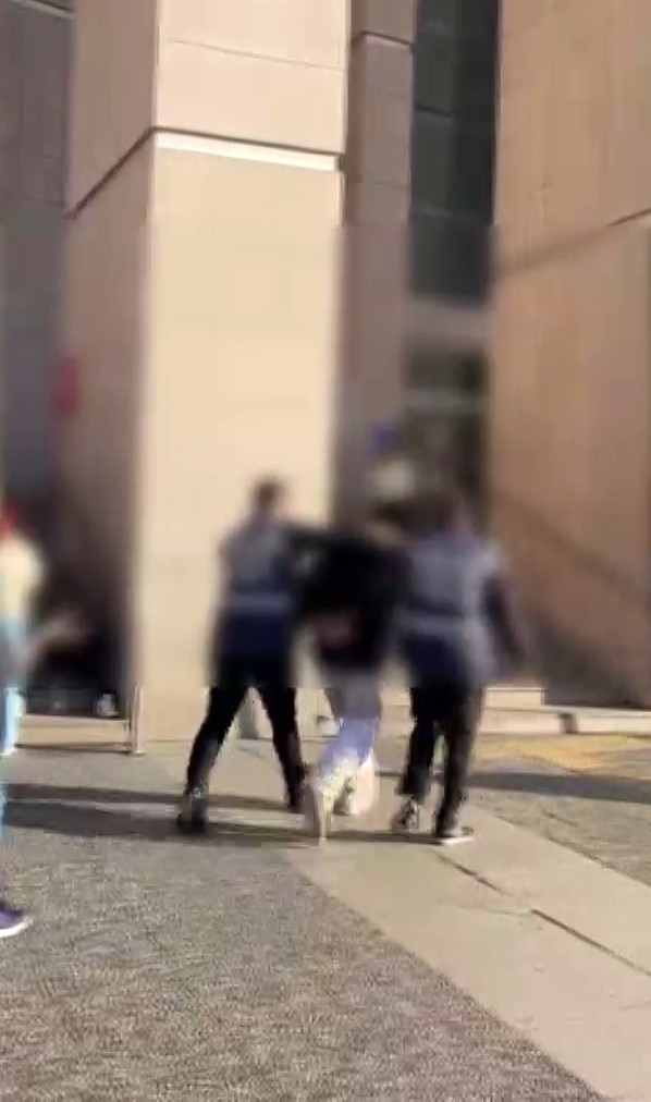 KAĞITHANE’DE GÜRÜLTÜ TARTIŞMASINDA 1 KİŞİYİ ÖLDÜRÜP 2 KİŞİYİ YARALAYAN 19 YAŞINDAKİ ŞÜPHELİ...