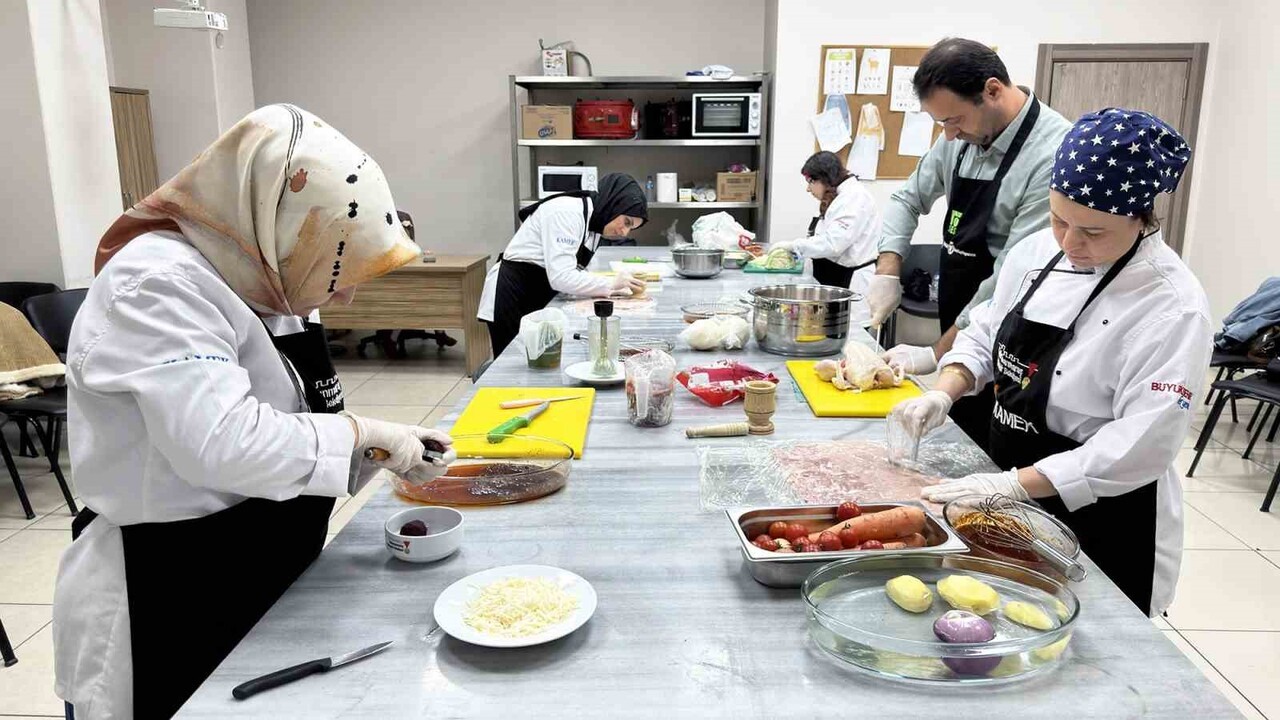 KAHRAMANMARAŞ'TA MESLEK EDİNDİRME KURSLARINDA KURSİYERLER AŞÇILIK EĞİTİMİ ALIYOR