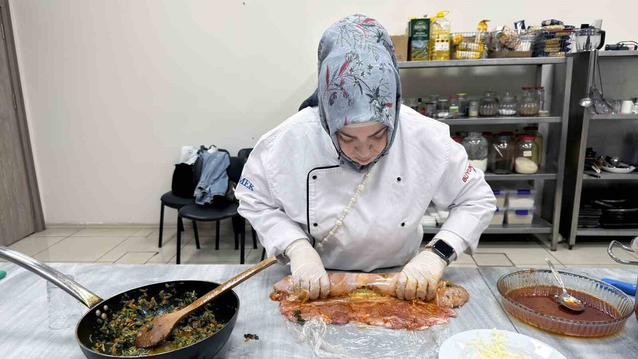 KAHRAMANMARAŞ'TA MESLEK EDİNDİRME KURSLARINDA KURSİYERLER AŞÇILIK EĞİTİMİ ALIYOR