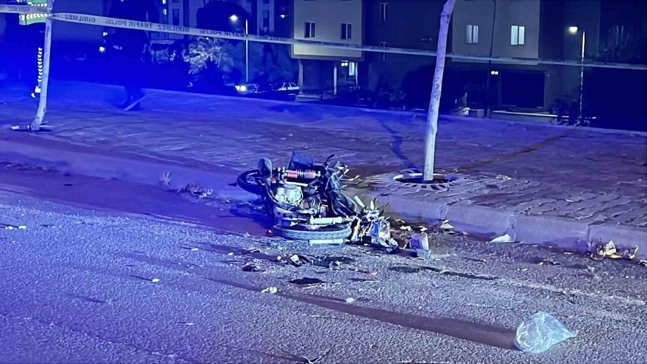 KAHRAMANMARAŞ'TA POLİSTEN KAÇAN MOTOSİKLET, PARK HALİNDEKİ KAMYONETE ÇARPTI, MOTOSİKLETİN...