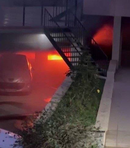 KAHRAMANMARAŞ’IN ONİKİŞUBAT İLÇESİNDE BİR BİNANIN OTOPARKINDA ÇIKAN ELEKTRİKLİ ARAÇ YANGINI...