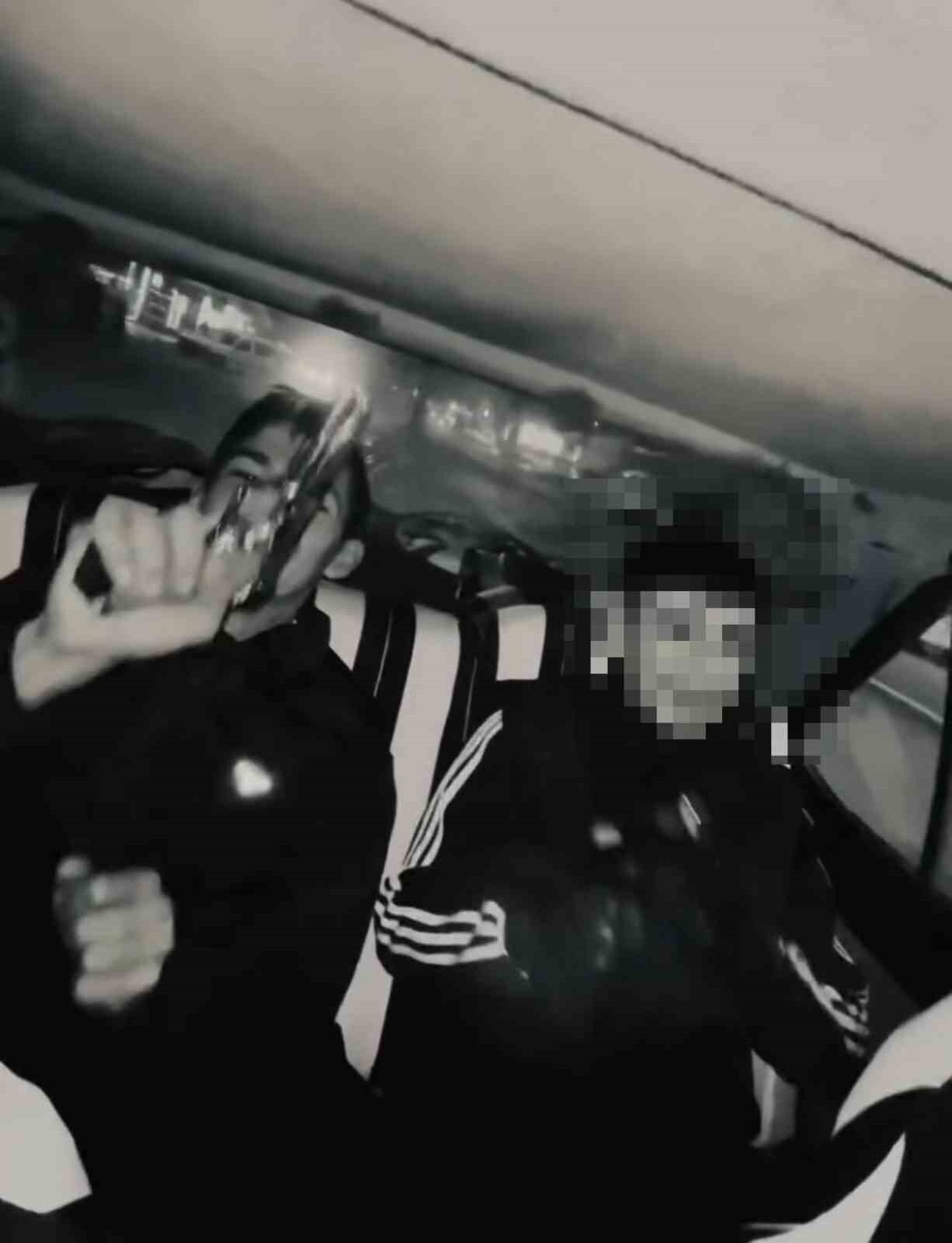 KAHRAMANMARAŞ’IN ONİKİŞUBAT İLÇESİNDE ÇOCUK YAŞTAKİ GENÇLERİN ARAÇ İÇİNDE ELLERİNDEKİ SİLAHLA...