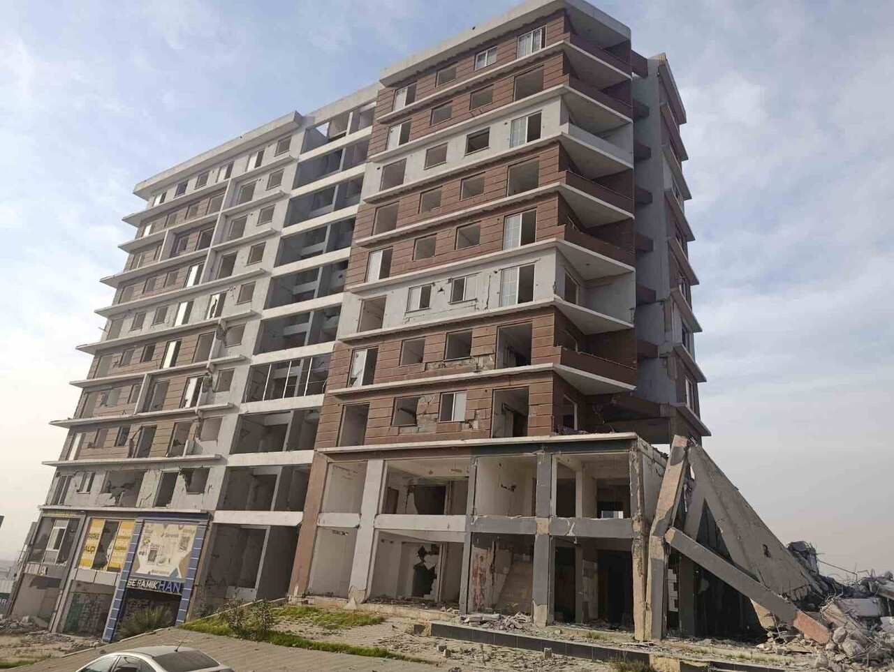 KAHRAMANMARAŞ MERKEZLİ MEYDANA GELEN DEPREMLER SONRASI HASARLI BİNALARIN YIKIMLARI SÜRÜYOR. YIKIMI...