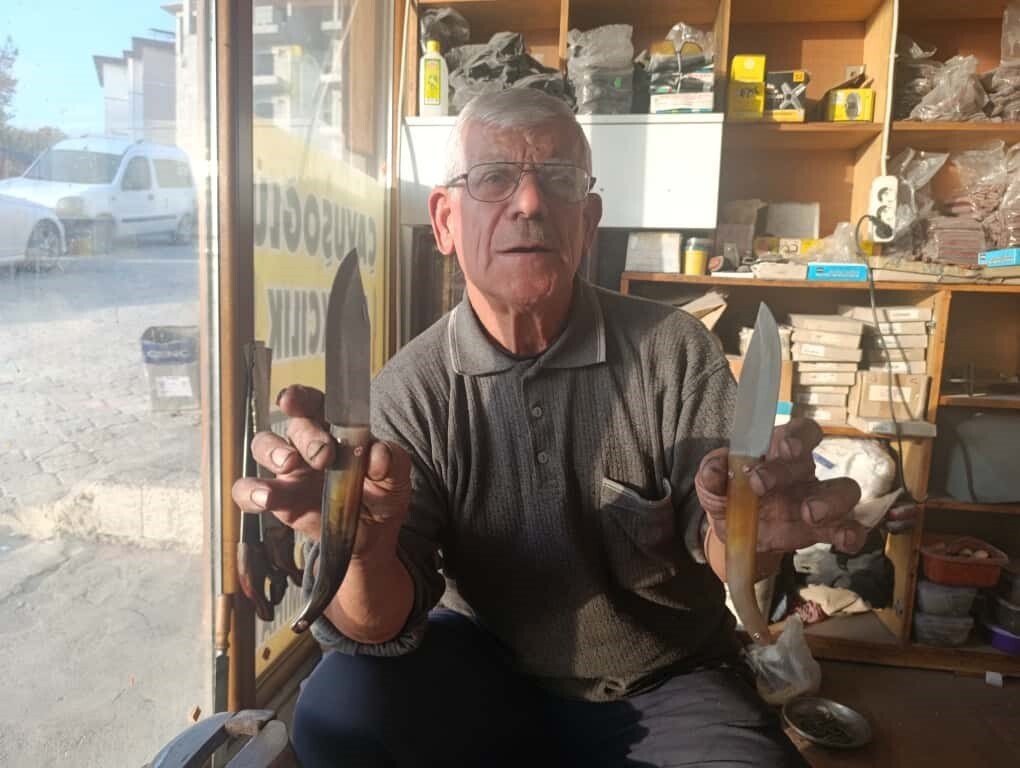 KAHRAMANMARAŞ’TA 75 YAŞINDAKİ BIÇAK USTASI HASAN TANDOĞDU, 60 YILI AŞKIN SÜREDİR BABADAN ÖĞRENDİĞİ...
