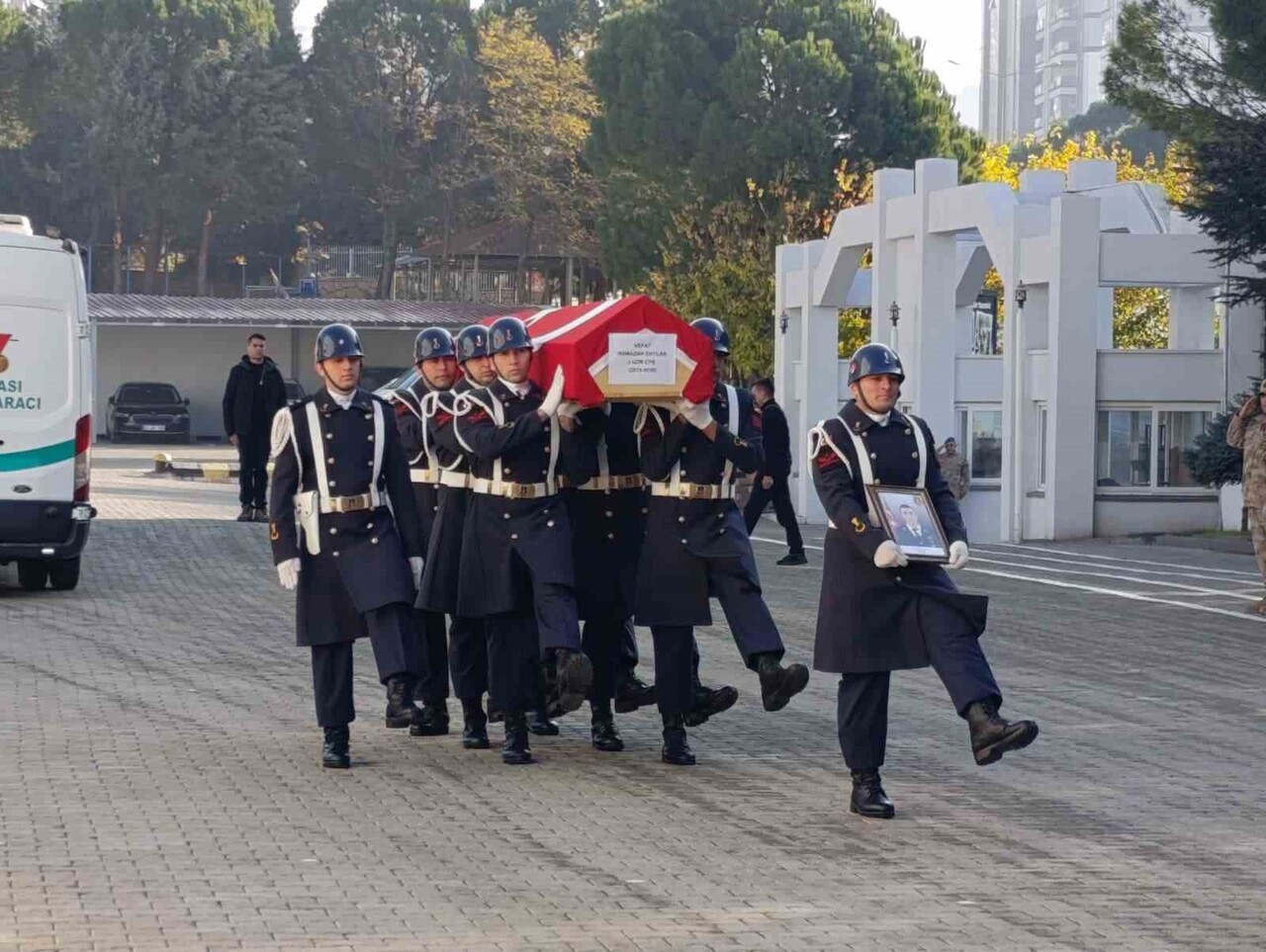 KAHRAMANMARAŞ’TA KONTROLDEN ÇIKAN OTOMOBİLİN KAYALIKLARA ÇARPMASI SONUCU HAMİLE EŞİ İLE BERABER...