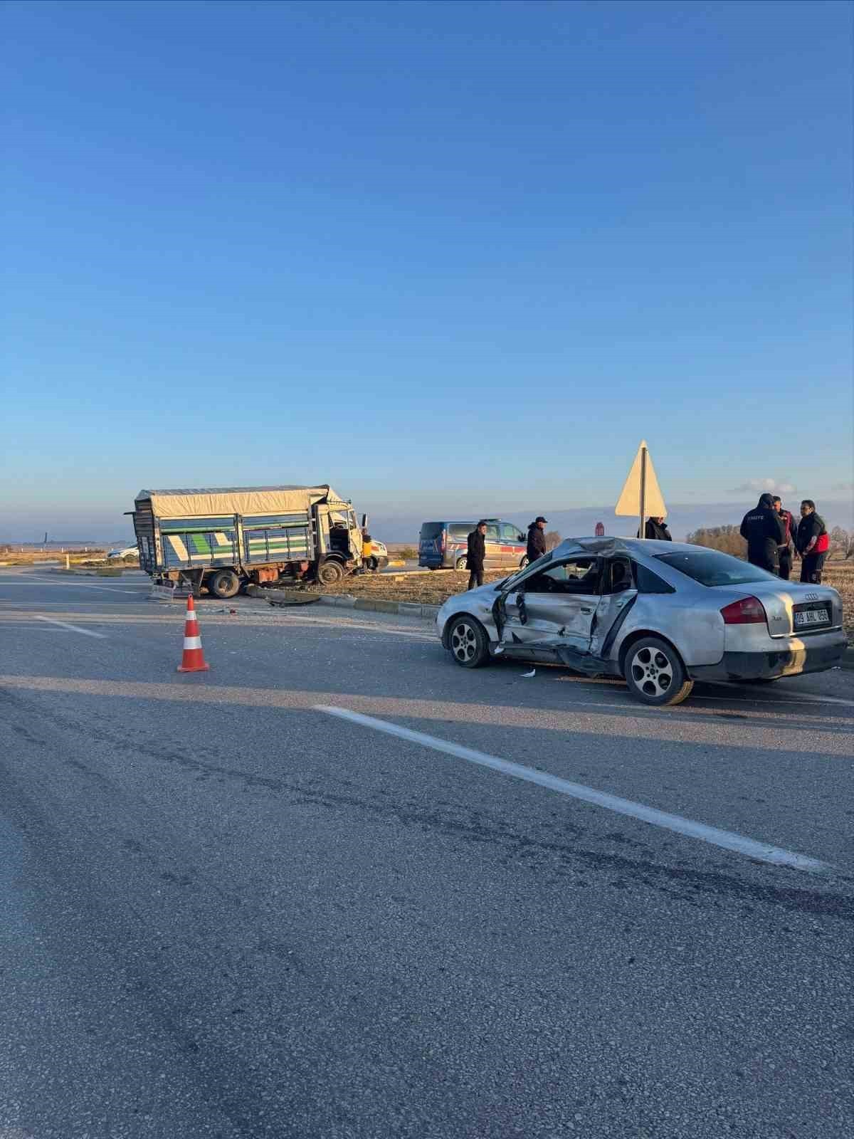 KAMYONET İLE OTOMOBİLİN ÇARPIŞMASI SONUCU MEYDANA GELEN TRAFİK KAZASINDA 6 KİŞİ YARALANDI.