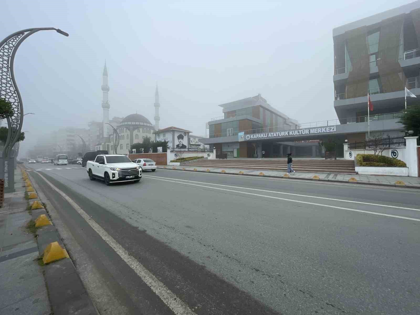 KAPAKLI İLÇESİNDE SABAH SAATLERİNDE ETKİLİ OLAN YOĞUN SİS, GÖRÜŞ MESAFESİNİ YER YER 40 METREYE...