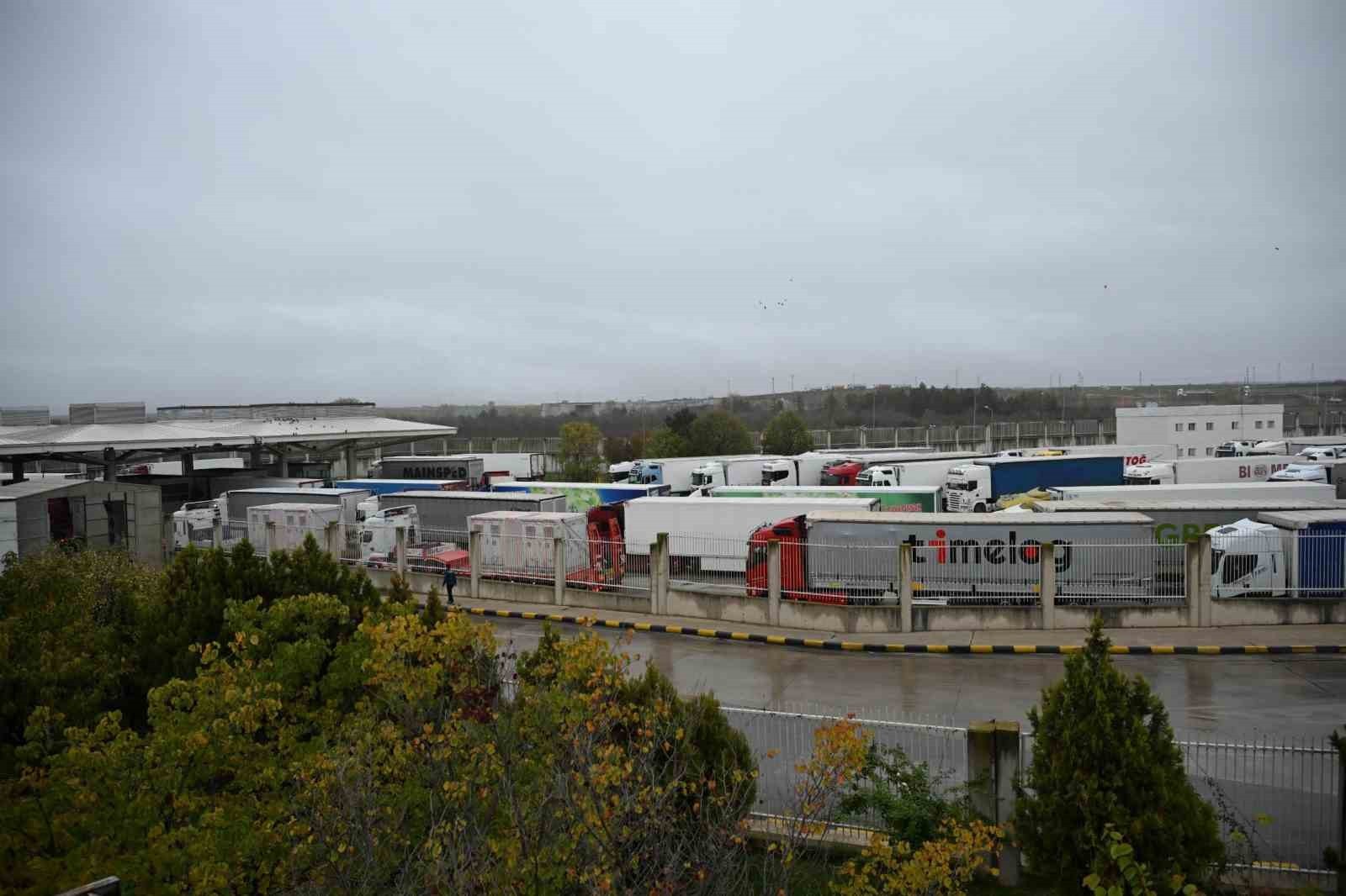 KAPIKULE’DE REKOR GEÇİŞ: 1 SAATTE 96 TIR İŞLEM GÖRDÜ