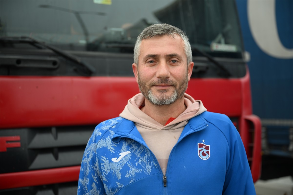 Kapıkule Sınır Kapısı'nda kara yolunda çift yönlü 7'şer kilometre tır kuyruğu oluştu. Bölgedeki...