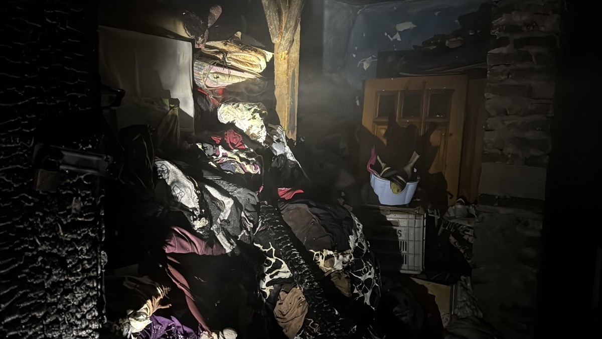 Karabük'te apartmanın giriş katında çıkan yangın söndürüldü