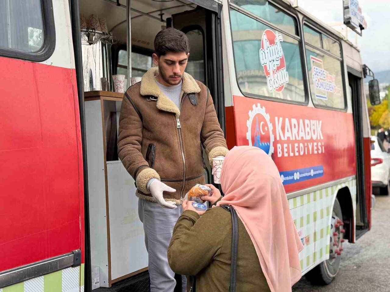 KARABÜK BELEDİYESİ, SOĞUK KIŞ GÜNLERİNDE VATANDAŞLARA YÖNELİK SICAK ÇORBA İKRAMINI HAFTANIN...