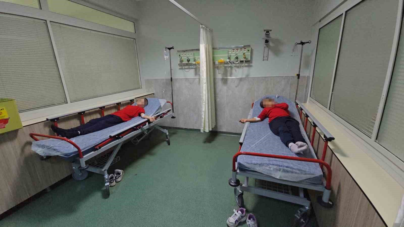 KARABÜK’TE GAZZE İÇİN DÜZENLENEN YARDIM ETKİNLİĞİNDE DAĞITILAN PİLAV ÜSTÜ TAVUK DÖNER VE AYRAN...