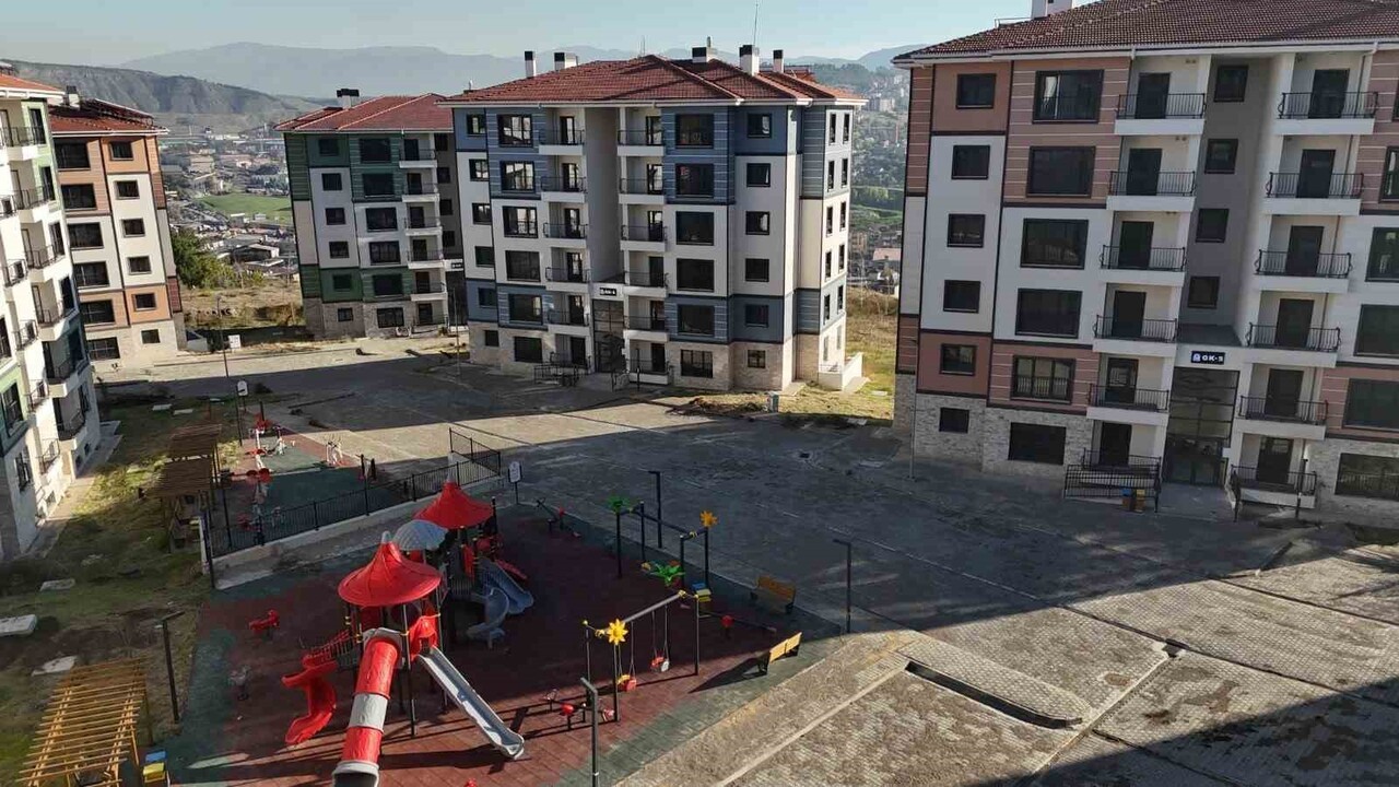 KARABÜK’TE "İLK EVİM İLK İŞ YERİM" PROJESİ KAPSAMINDA TAMAMLANAN 280 KONUT, HAK SAHİPLERİNE TESLİM...