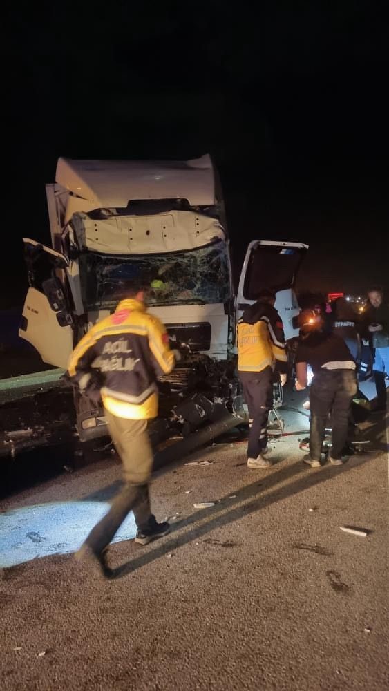 KARABÜK’TE SEYİR HALİNDEKİ TIRIN DORSESİNE ARKADAN ÇARPAN KAMYONUN SÜRÜCÜSÜ YARALANDI.