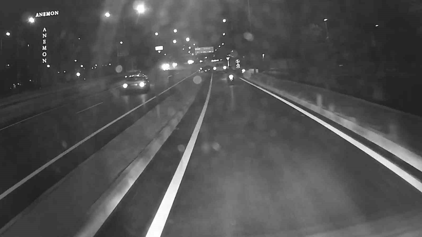 KARABÜK’TE SÜRÜCÜNÜN SOKAK HAYVANINA ÇARPMAMAK İÇİN YAPTIĞI MANEVRA SONRASI KARŞI ŞERİDE GEÇEREK...