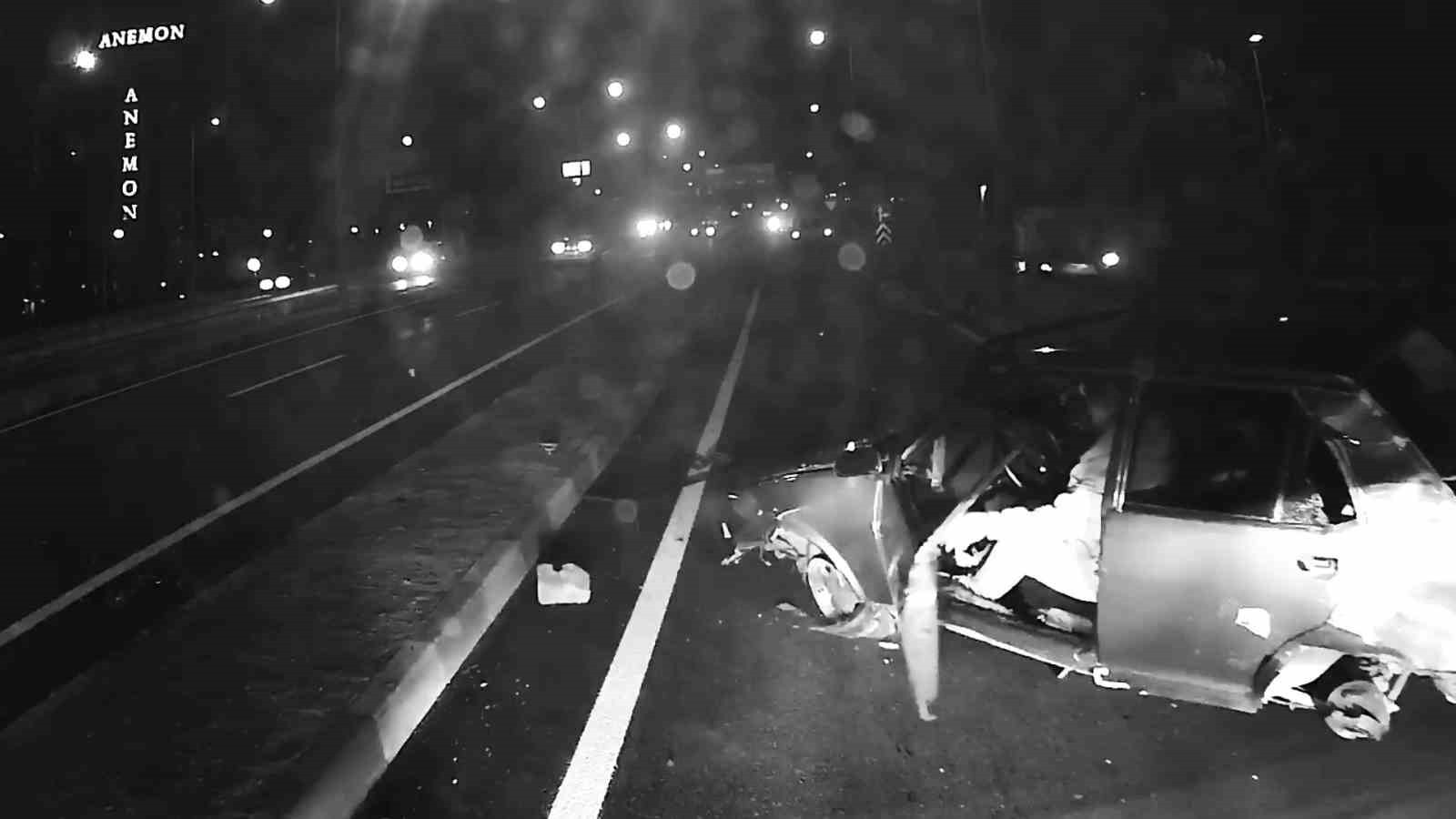 KARABÜK’TE SÜRÜCÜNÜN SOKAK HAYVANINA ÇARPMAMAK İÇİN YAPTIĞI MANEVRA SONRASI KARŞI ŞERİDE GEÇEREK...