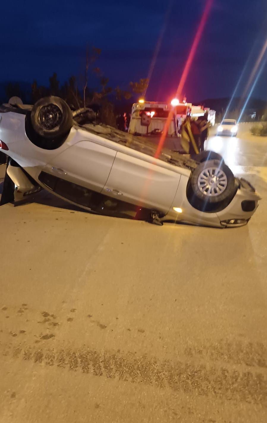 KARABÜK’ÜN ESKİPAZAR İLÇESİNDE TERS YÖNDE İLERLEYEN OTOMOBİLİN BAŞKA BİR ARAÇLA ÇARPIŞMASI SONUCU...