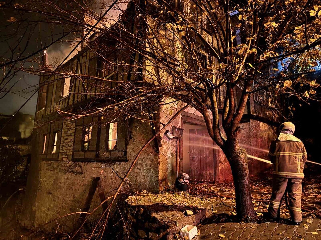 KARABÜK’ÜN SAFRANBOLU İLÇESİNDE YAKLAŞIK 150 YILLIK TARİHİ KONAK ÇIKAN YANGIN KONTROL ALTINA...