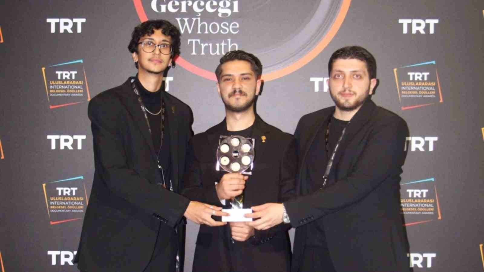 KARABÜK ÜNİVERSİTESİ ÖĞRENCİLERİNİN ÇEKTİĞİ "CAM ADAM" BELGESELİ, TRT’NİN DÜZENLEDİĞİ 16....