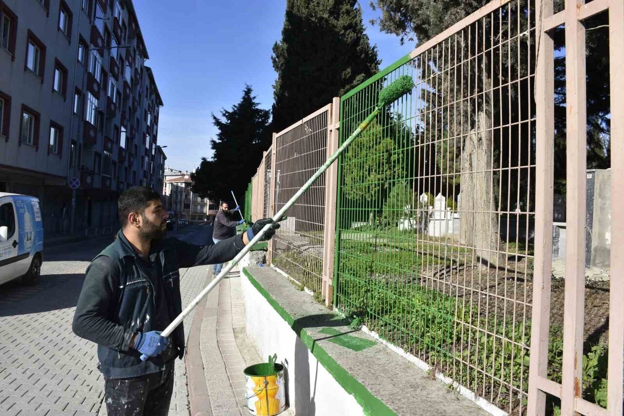 KARACABEY BELEDİYESİ, İLÇE GENELİNDEKİ MEZARLIKLARDA BAKIM VE TEMİZLİK ÇALIŞMALARINI KESİNTİSİZ...