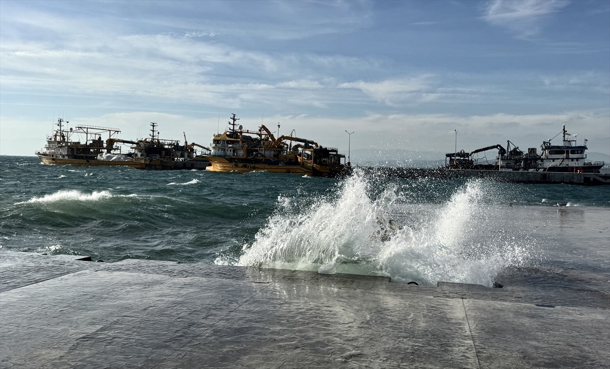 Karadeniz'de etkili olan fırtına Sinop'ta yüksek dalgalar oluşmasına neden oldu.