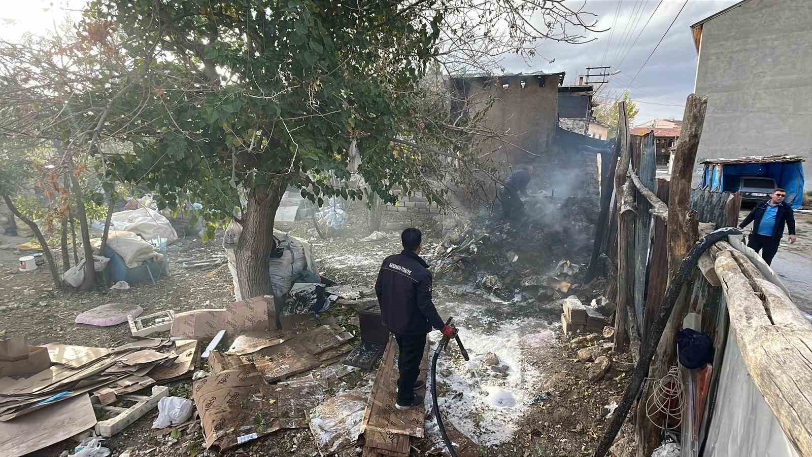 KARAMAN’DA ATIK MALZEMELERİN TUTUŞMASI SONUCU ÇIKAN YANGINDA ALEVLER MÜSTAKİL EVİN ÇATISINA...