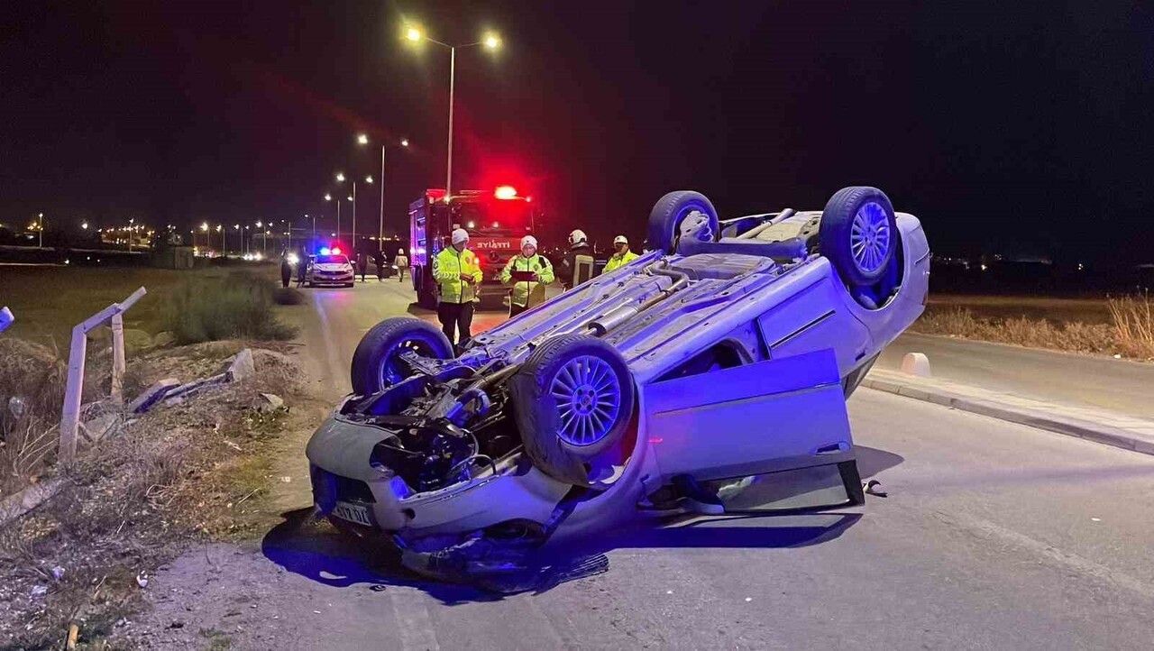 KARAMAN’DA KONTROLDEN ÇIKAN OTOMOBİLİN TAKLA ATARAK TERS DÖNMESİ SONUCU 2 KİŞİ YARALANDI.