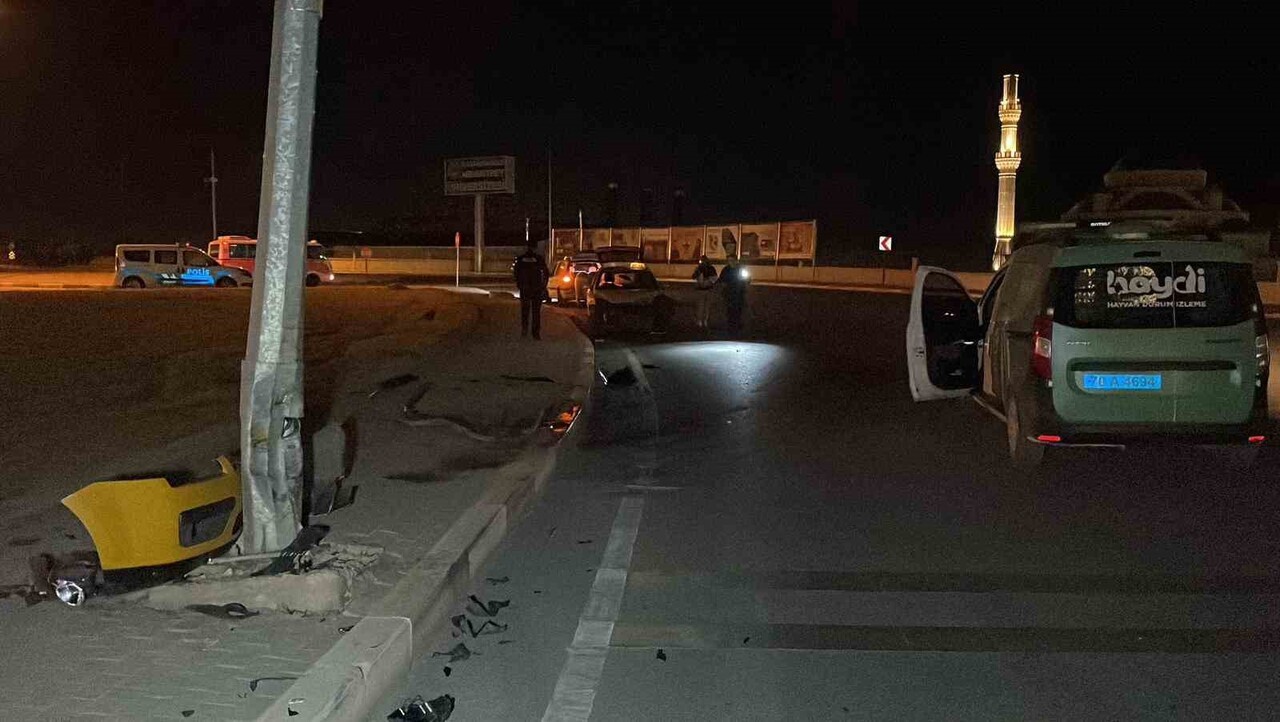 KARAMAN’DA KONTROLDEN ÇIKAN TİCARİ TAKSİ YOL KENARINDAKİ AYDINLATMA DİREĞİNE ÇARPTI. SÜRÜCÜ KAZAYI...