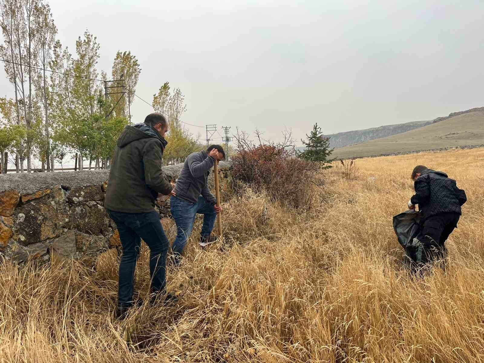 KARS'TA MUHTARDAN ÖRNEK DAVRANIŞ: KAYAKÖPRÜ KÖYÜNDE FİDANLAR TOPRAKLA BULUŞTU(KARS-İHA)