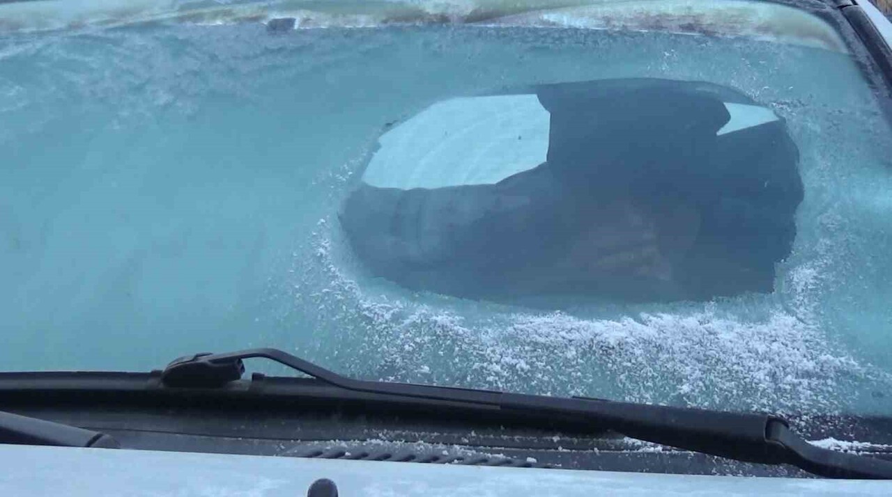 KARS EKSİ 13’Ü GÖRDÜ: ARAÇ CAMLARI BUZ TUTTU(KARS-İHA)