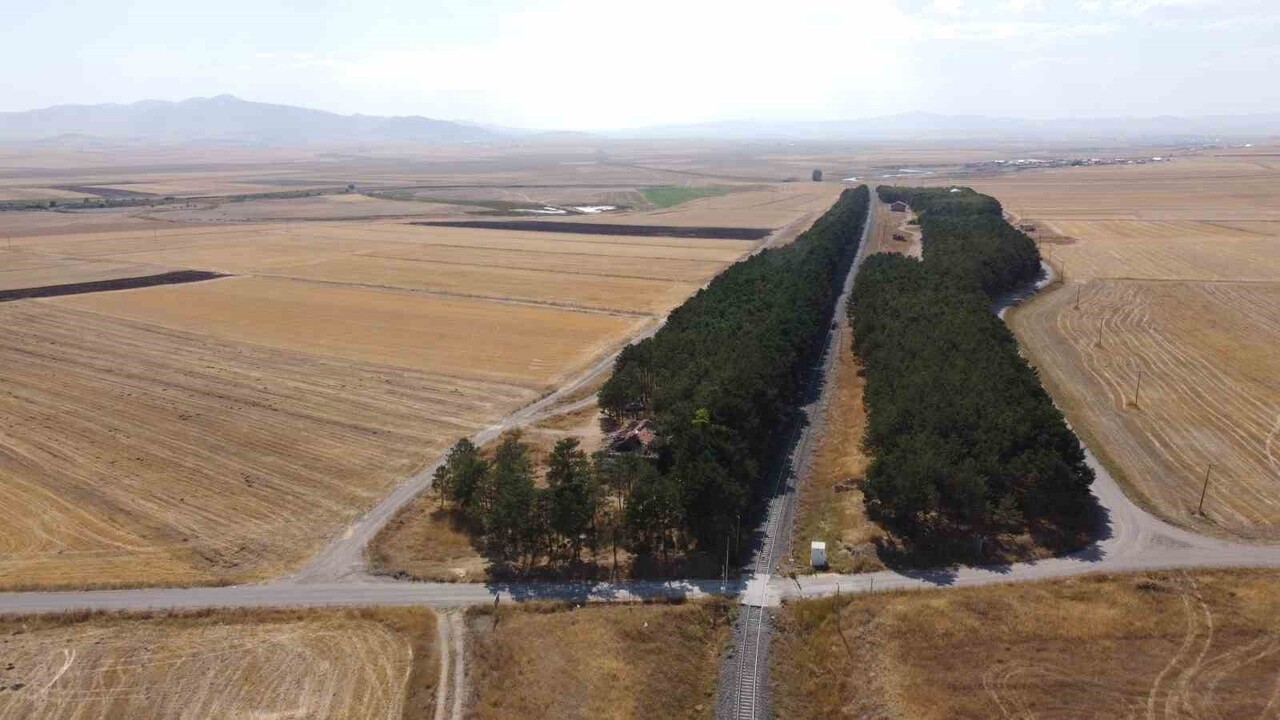 KARS’TA BOZKIRIN ORTASINDAKİ VAHA HAVADAN GÖRÜNTÜLENDİ(KARS-İHA)