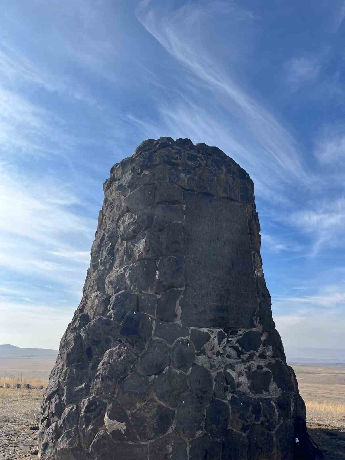 KARS’TA GİZEMLİ TEPE: SIRLARLA DOLU YAPI MERAK UYANDIRIYOR(KARS-İHA)