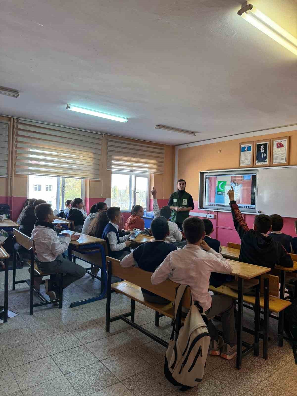 KARS YEŞİLAY MİNİK YÜREKLERE DOKUNDU(KARS-İHA)