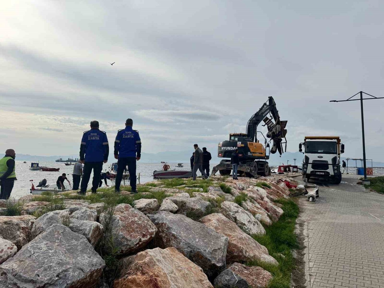 KARŞIYAKA SAHİLİNDE KIYI VE İMAR KANUNU’NA AYKIRI ŞEKİLDE İNŞA EDİLEN İZİNSİZ PLATFORM VE AHŞAP...