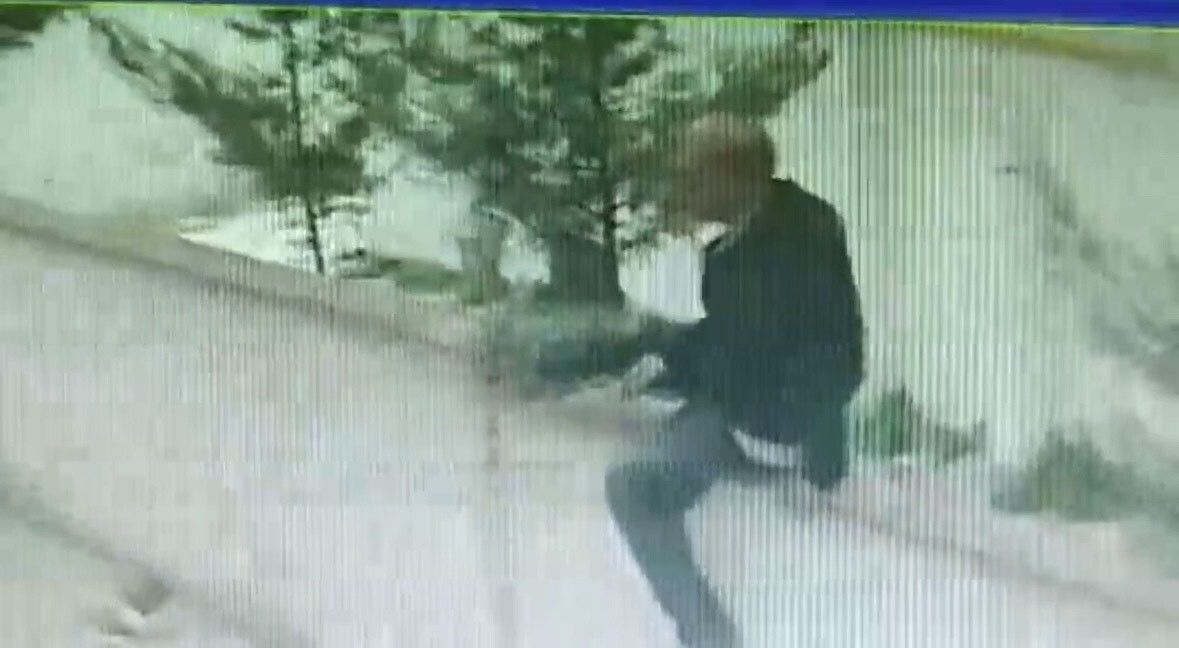 KARTAL’DA PENCEREDEN SÜRÜNEREK GİRDİĞİ İŞ YERİNDEN HIRSIZLIK YAPTI