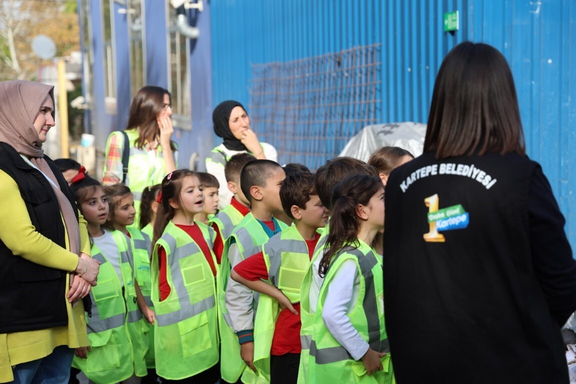 KARTEPE BELEDİYESİ, İLKOKUL ÖĞRENCİLERİNE YÖNELİK DÜZENLEDİĞİ GERİ DÖNÜŞÜM FARKINDALIK...