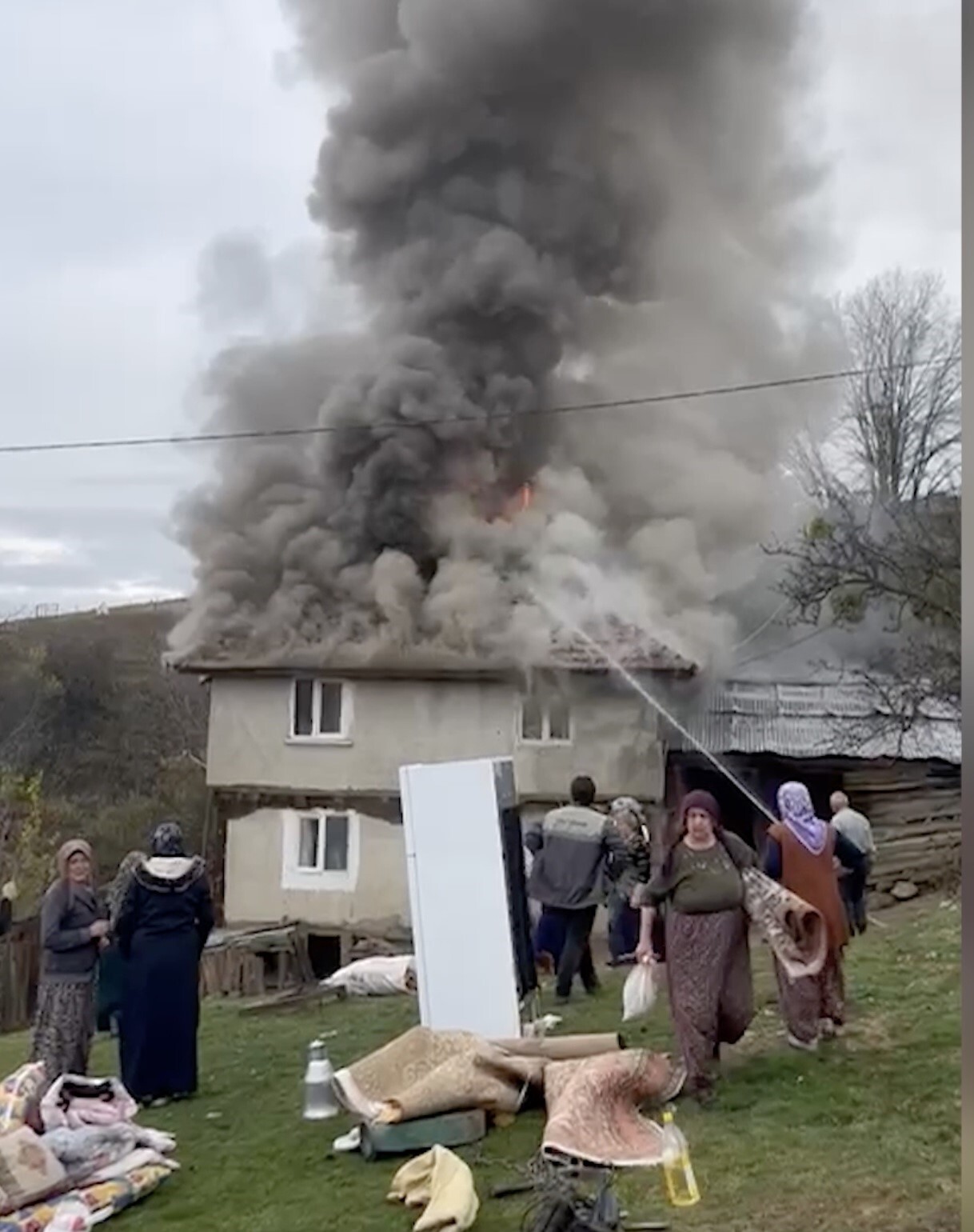 KASTAMONU'NUN TAŞKÖPRÜ İLÇESİNDE ÇIKAN YANGIN İTFAİYE EKİPLERİ TARAFINDAN SÖNDÜRÜLDÜ.