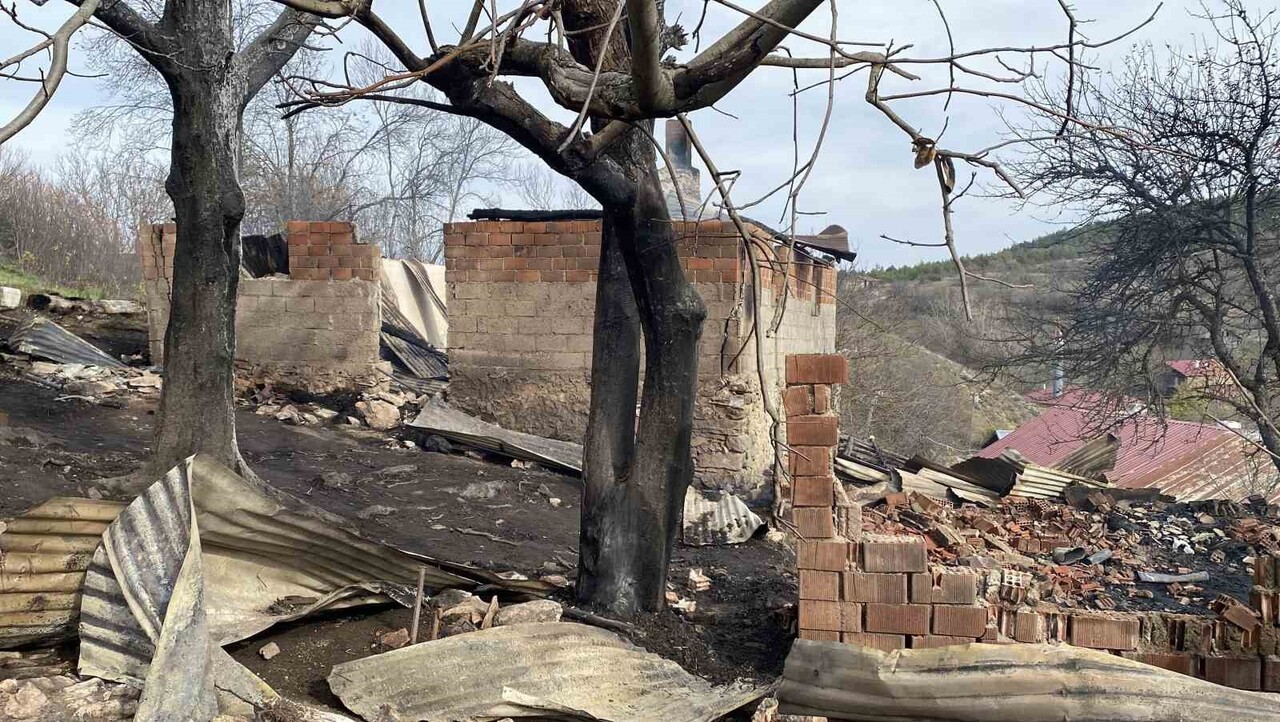 KASTAMONU’NUN DADAY İLÇESİNDE ÇIKAN EV YANGININDA, 92 YAŞINDAKİ ADAM ALEVLERİN ARASINDA KALARAK...