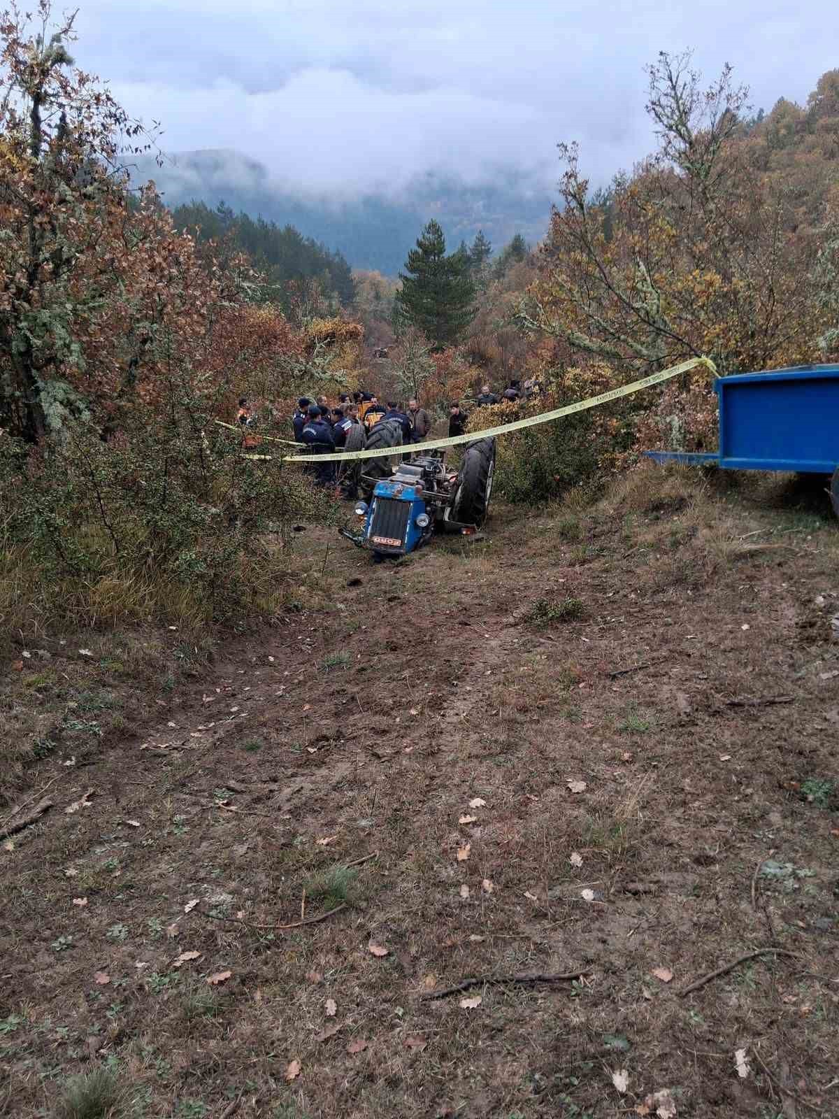 KASTAMONU’NUN İHSANGAZİ İLÇESİNDE ODUN NAKLİYESİ İÇİN ORMANA GİDEN TRAKTÖRÜN DEVRİLMESİ SONUCU...