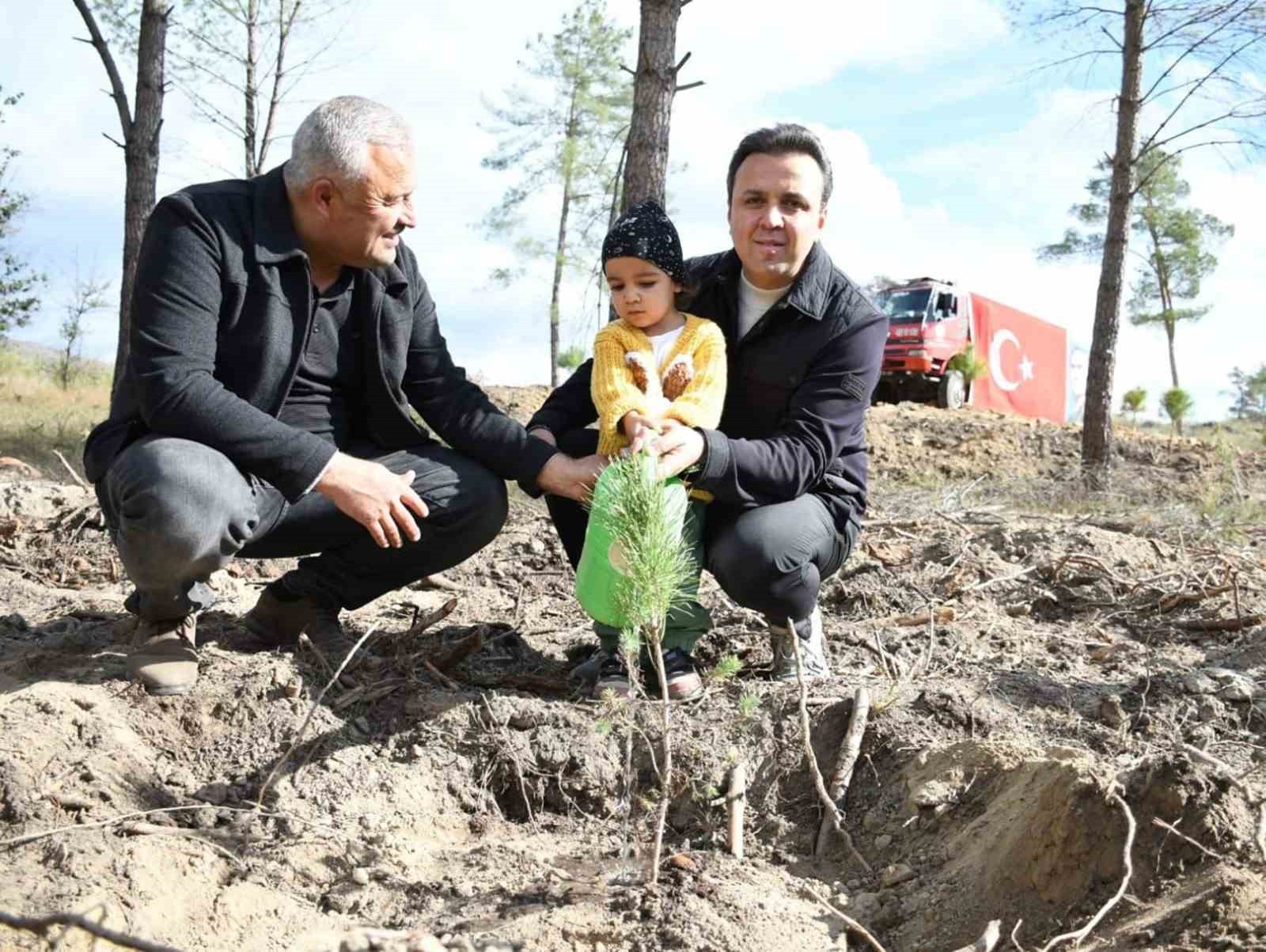 KAVAKLIDERE’DE 11.11 SAAT 11.11’DE: 11 ÇİFT, "AİLEM BİR FİDAN" DİYEREK GELECEĞE NEFES...