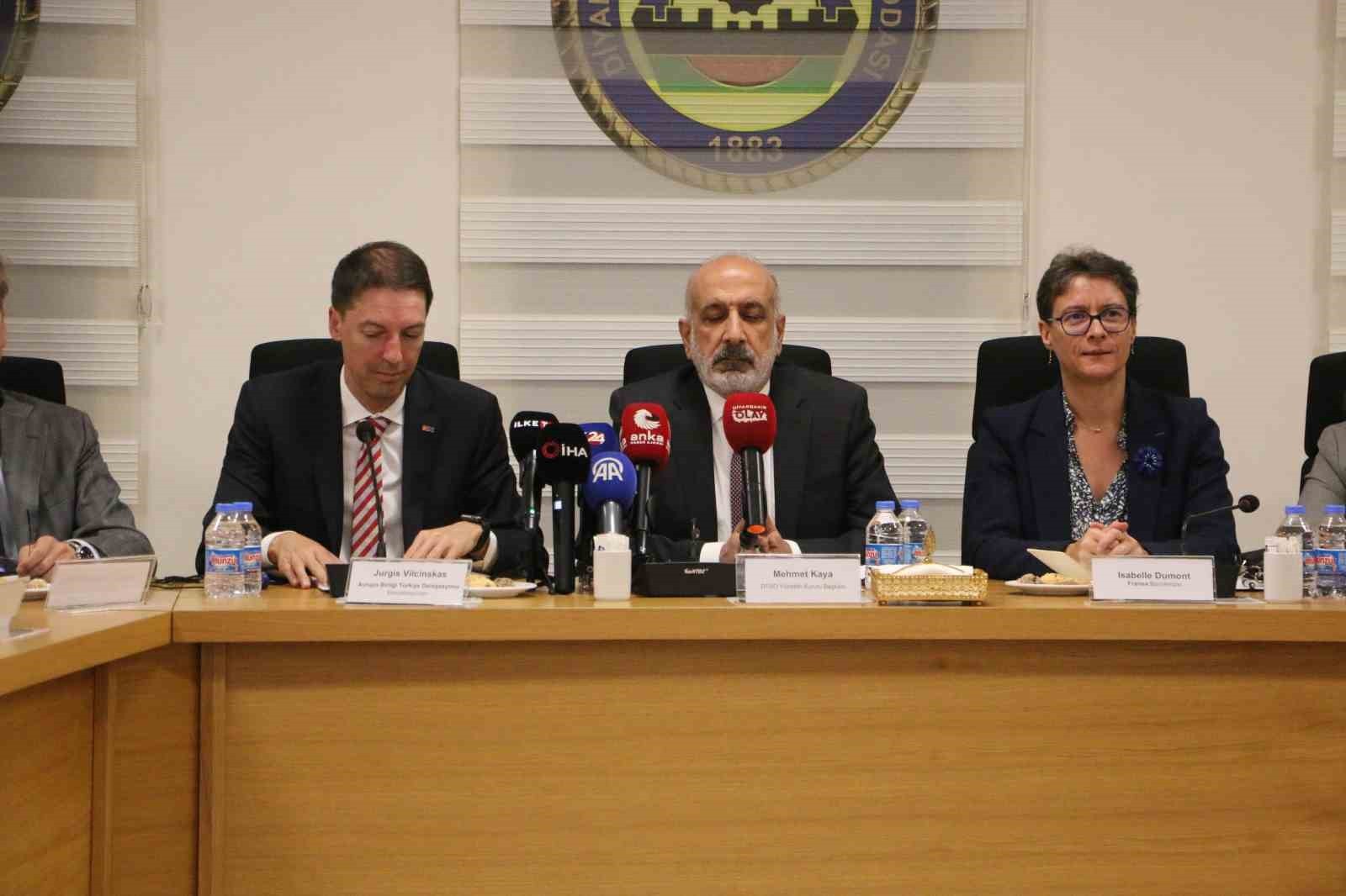 KAYA, “SİZLERİ DİYARBAKIR TİCARET VE SANAYİ ODASI’NDA AĞIRLAMAKTAN BÜYÜK MEMNUNİYET DUYUYORUM. HOŞ...