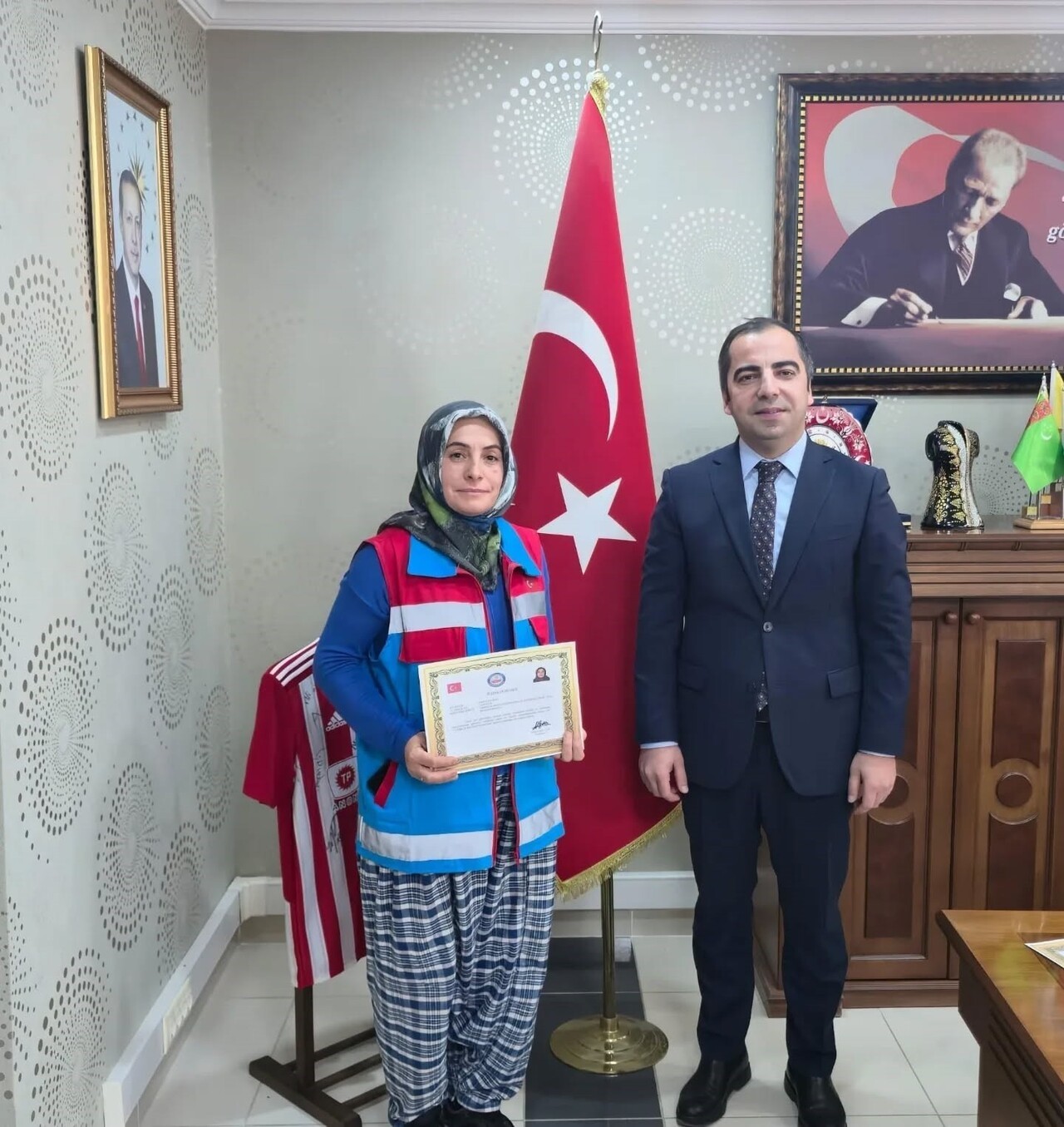 KAYMAKAM UÇAR "VEFA PROJESİ" EKİPLERİNİ ÖDÜLLENDİRDİ