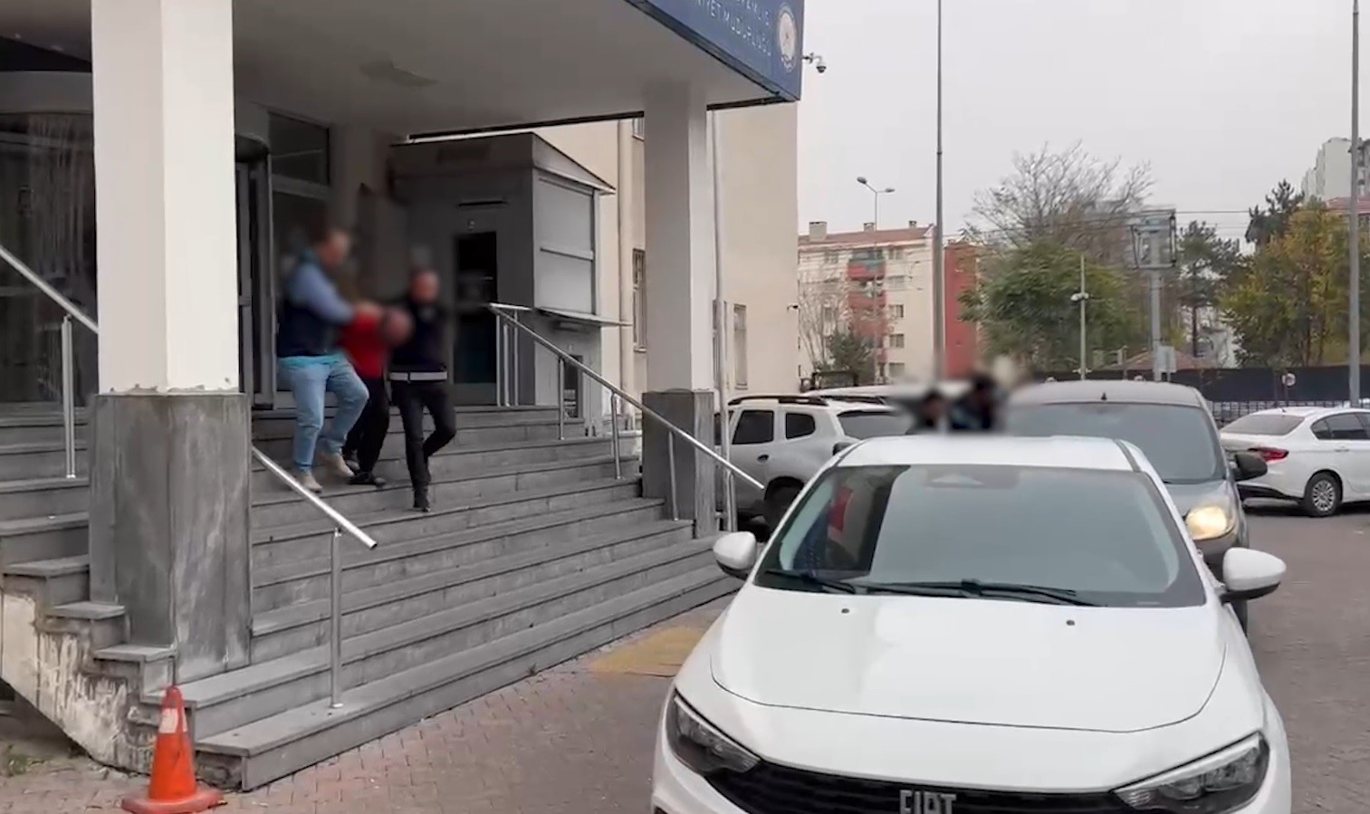 KAYSERİ'DE BİR EVDEN 100 BİN TL DEĞERİNDE EŞYA ÇALAN 2 ŞÜPHELİ POLİS EKİPLERİ TARAFINDAN...