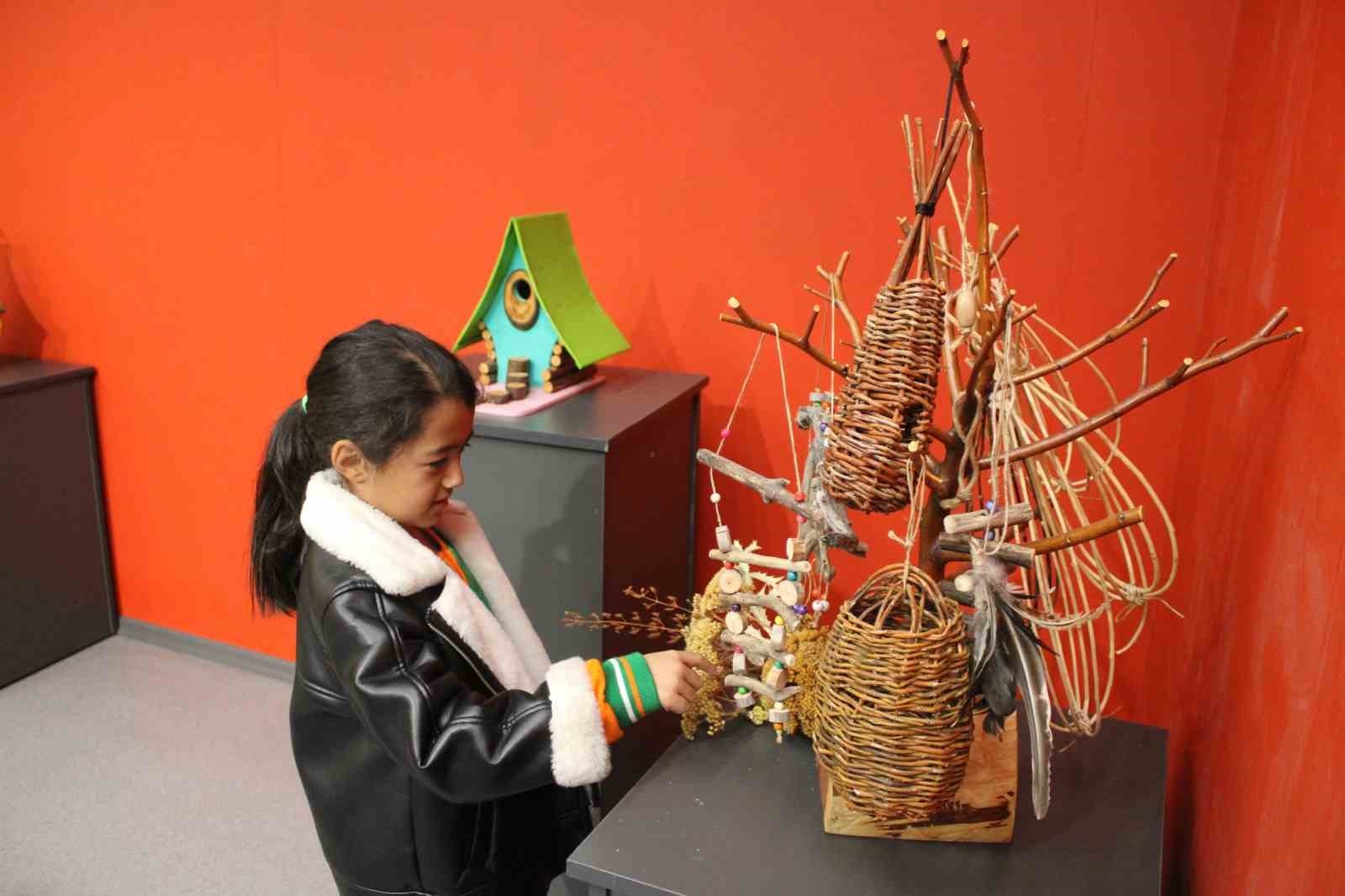 KAYSERİ'DE ÖĞRETİM GÖREVLİSİ ABDÜLKADİR DAĞLI'NIN DOĞA GEZİSİ SIRASINDA TOPLADIĞI AHŞAP...