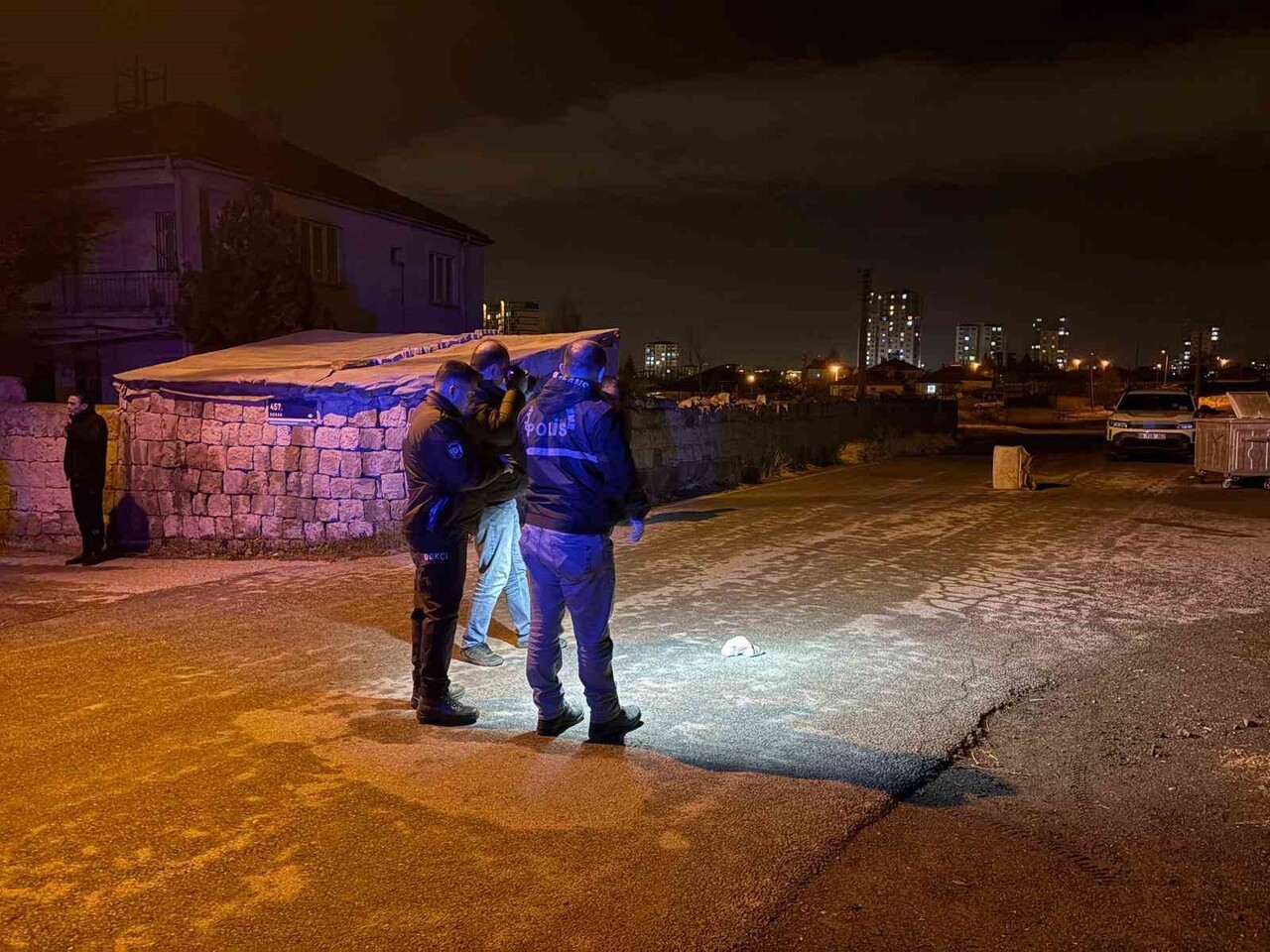 KAYSERİ'NİN MELİKGAZİ İLÇESİNDE ÇIKAN BIÇAKLI KAVGADA 1 KİŞİ YARALANDI.